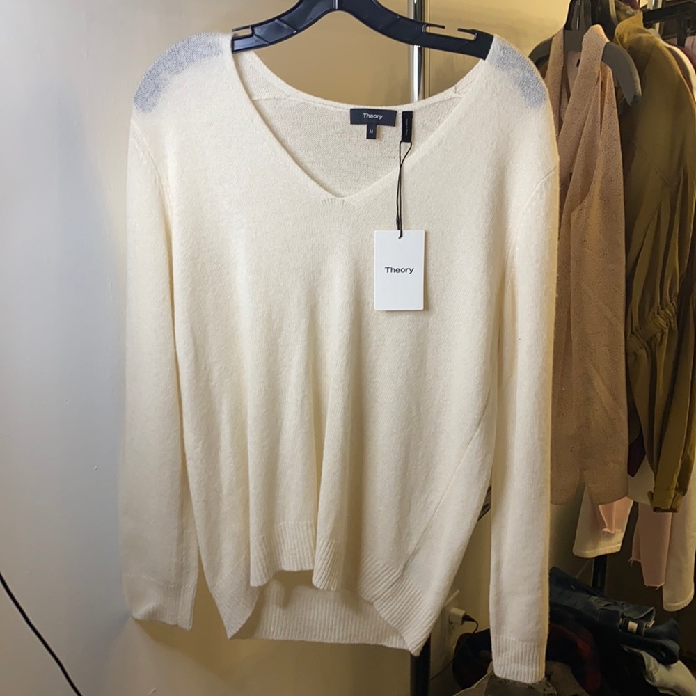 V-Neck Sweater in Feather Cashmere